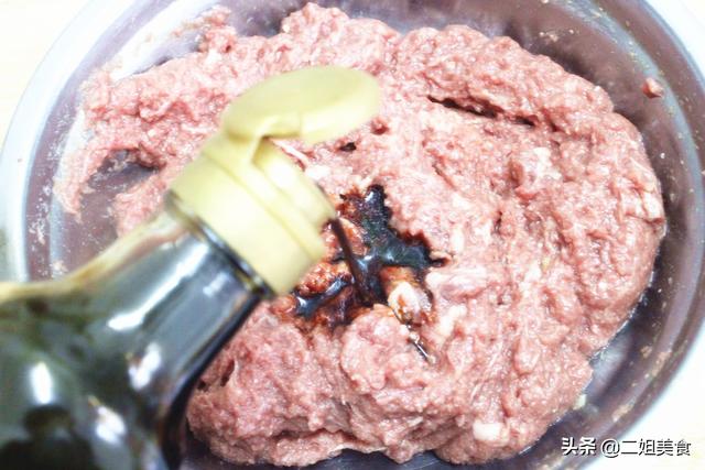 冬至多吃牛肉馅饺子，调料水和打馅不能忽略，教您2招，鲜嫩多汁