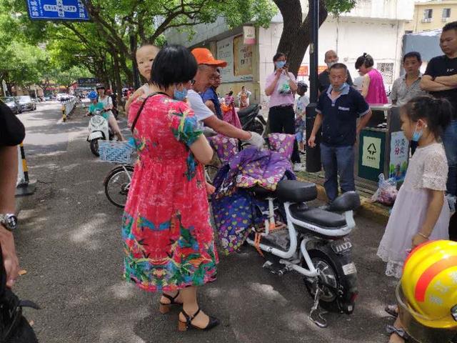 超级宝妈|孩子不慎将脚夹在了车轮里,消防3分钟解救!