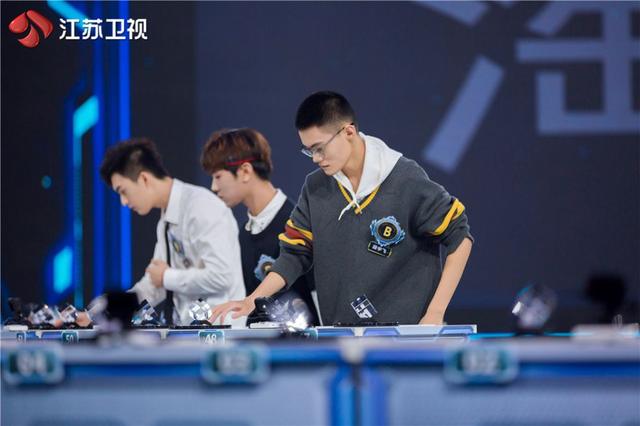 江苏卫视|《最强大脑》“最强激励官”李宇春披挂上阵 S圈领衔四大战队呼之欲出