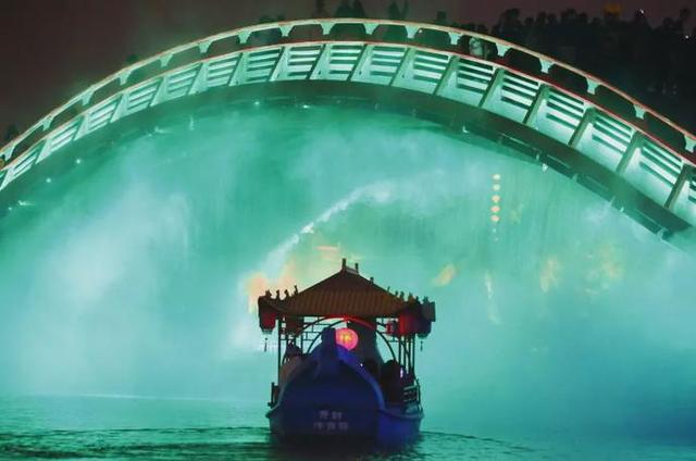 我的天！蔡徐坤、Angelababy、郭麒麟等跑男家族成员齐聚清明上河园！穿宋装、玩穿越，一起揭开这里的神秘面纱|影视交流地