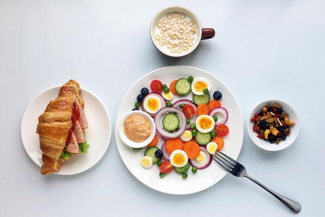 比辣椒还要伤胃的4种早餐，医生：建议少吃，早餐应当营养均衡