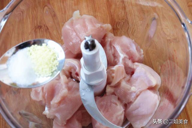 冬天，猪肉牛肉靠边站，这肉营养全面，搭配萝卜做成蒸菜太鲜嫩了