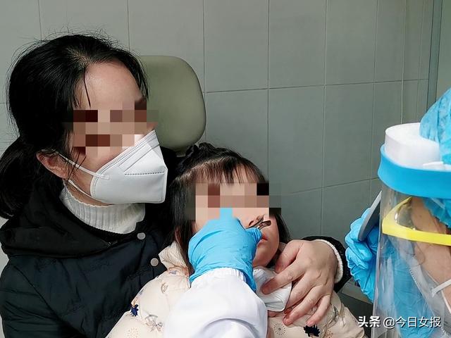 「你的育儿经」3岁女童学豌豆射手打僵尸,将“子弹”往鼻孔里塞!疫情期间,孩子的这些模仿动作可别小看