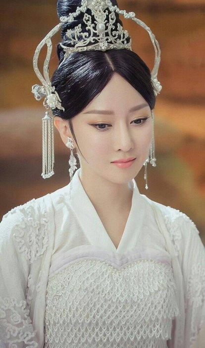 苞米地蒙面侠|萨顶顶“真人”长啥样？卸妆后“神婆变玉女”，网友：早这样多好