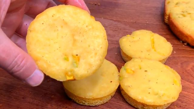 4个鸡蛋，一碗玉米面，教你做发糕，不用烤箱电饭锅，比蛋糕好吃