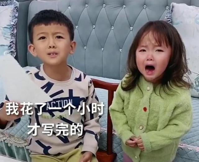 “超粘人哥哥”走红，写作业将妹妹放书桌旮旯，妹妹乖巧似洋娃娃