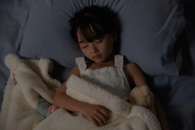 开心的笨小孩@各年龄段睡眠时间表，你家孩子睡够了吗？