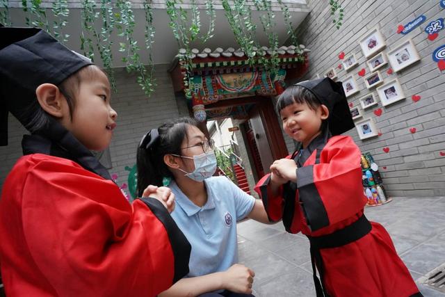 北京日报客户端|四合院着汉服行拱手礼！小朋友今天“回家”了
