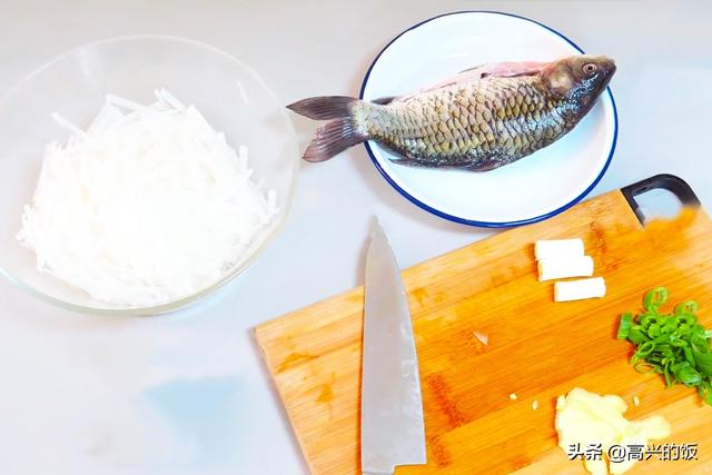 元旦做了道硬菜！鱼汤像牛奶一样，没有腥味，老人、小孩抢着喝