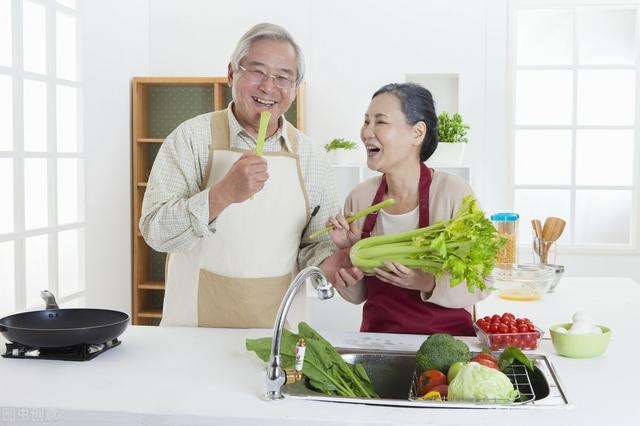 老年人每天要吃多少蔬菜？“三餐”这样分配，补充营养，更健康