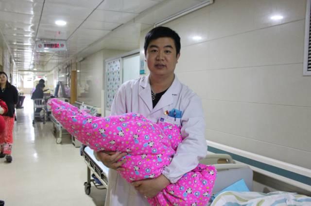 你的育儿经▲宝妈半夜生2胎，产房外6岁大女儿一人等候，孩子的话让护士落泪