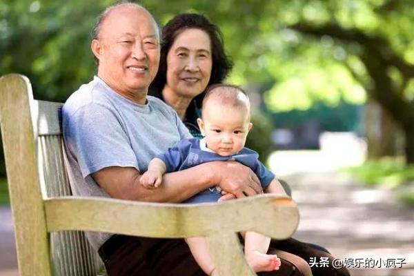 超幸福一家|一位姥姥的忠告：别轻易给女儿带娃，心疼女儿的老人，为何后悔了