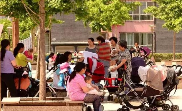 「超级宝妈」“硬核爷爷”带孙子上街，路人频频回头，网友：这个伞过分了