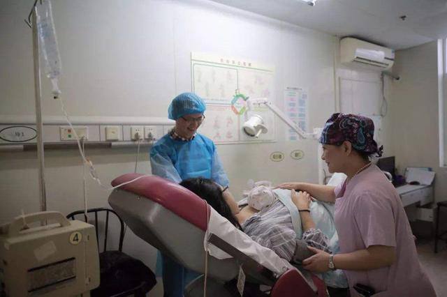 「超级宝妈」产房冷知识：为啥产妇生孩子感觉冷？6月酷暑手脚发凉，要懂原因