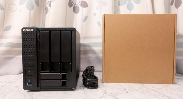 超详细Emby和Jellyfin对比！威联通TS-551：挂黑裙，转原盘如何？