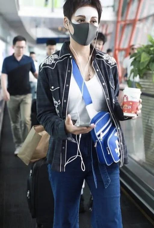 甜味超标|大妈年纪还不“消停”？宁静机场敷面膜，染蓝色睫毛太秀了