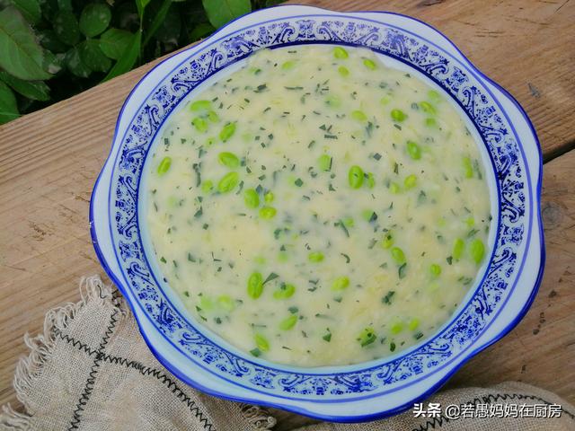 青椒|农村人真会吃，一碗面粉，一碗青豆，十分钟出一锅清新爽口的美食