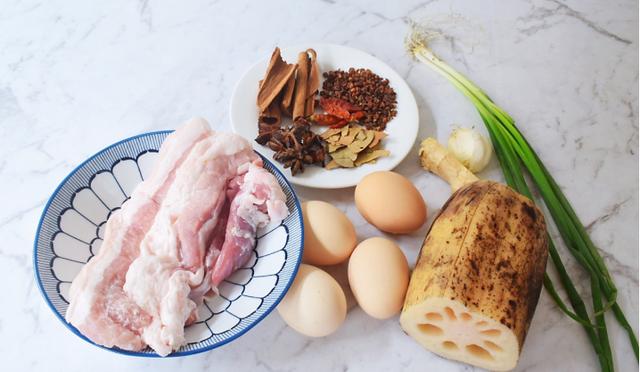 下酒菜的首选，自己做的卤味，比外面的新鲜卫生，还有料