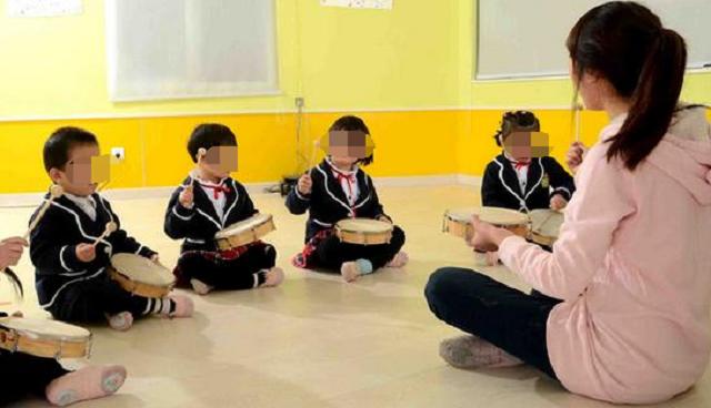 「超级宝妈」幼儿园老师怀孕，家长提议送车遭怒怼：你咋不送别墅呢，马屁精