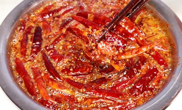 做辣椒油，直接淋热油是大忌，多加一步，辣椒油香辣红亮特入味