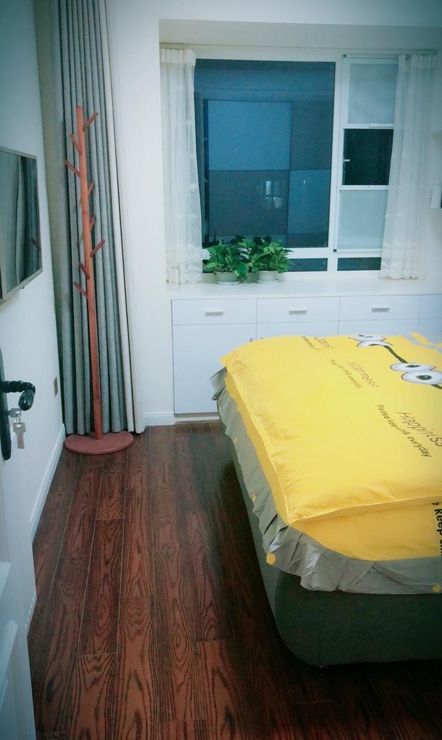 简约装修的新房完工，入户就被吸引了，玄关鞋柜超大气实用