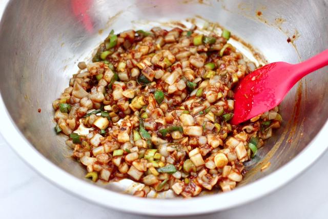 自己做包子没有外面卖得好吃，小厨教你萝卜鱿鱼馅，鲜美又营养