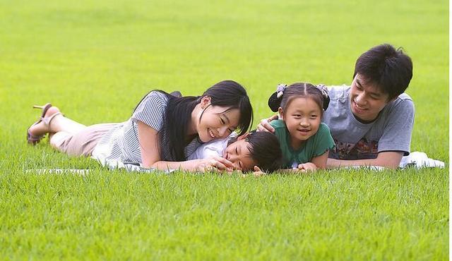 「超级宝妈」半分钟视频带你看懂孩子的成长教育:孩子教育不是投钱而是投这个