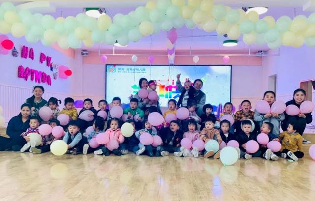 超级宝妈@孩子自制"水果拼盘",老师发照片至家长群,宝妈看后大闹幼儿园