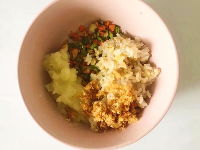 超级宝妈■10月+宝宝辅食——鲜虾土豆泥时蔬肉松饭团