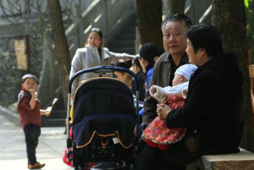 「超级宝妈」奶奶疼不疼孙子？嘴上说的并不太准，这3种表现可供对应