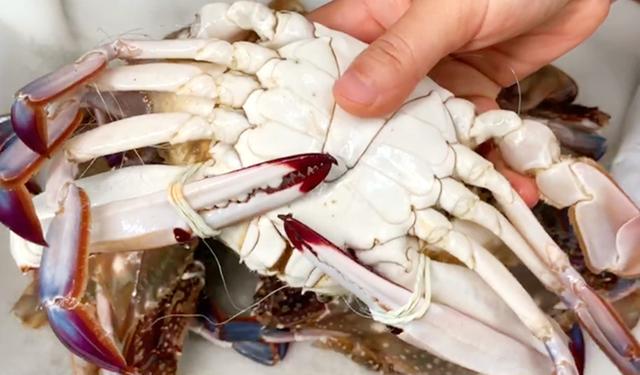 蒸螃蟹时，有人用冷水，有人用热水，大厨：全都不对，教正确做法