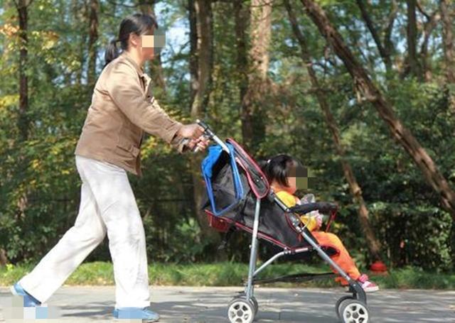 「超级宝妈」孩子在地铁上拉臭臭,被乘客指责,奶奶接下来的做法,让人安静