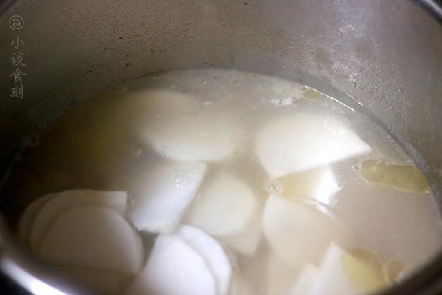 炖排骨，汤汁寡淡肉质柴？教你正确做法，排骨不腥不柴，汤汁奶白