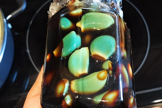 腌腊八蒜，只加醋不对！多做2个步骤，3天变绿，脆爽开胃又解腻