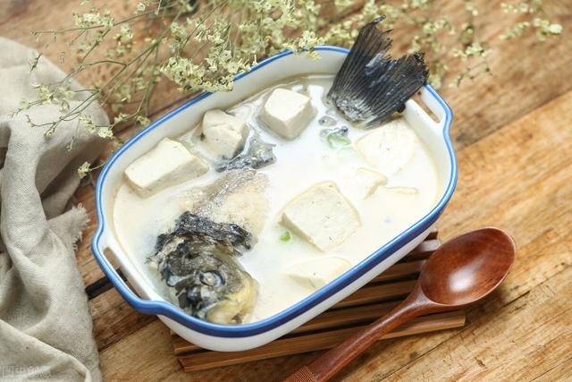 炖鱼汤时，牢记“3放2不放”，鱼汤鲜美奶白，鱼肉滑嫩不腥