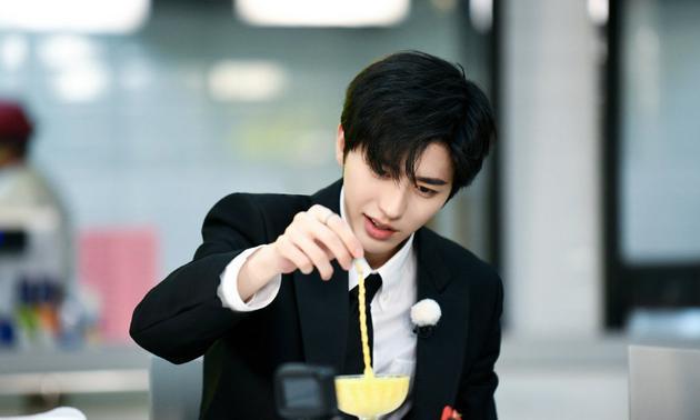 沙溢为蔡徐坤卖力宣传新歌 本尊亲切称呼＂沙子爹＂|东北网