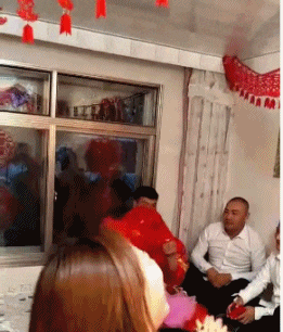 搞笑gif图:长城的电梯已经竣工,欢迎大家来参观