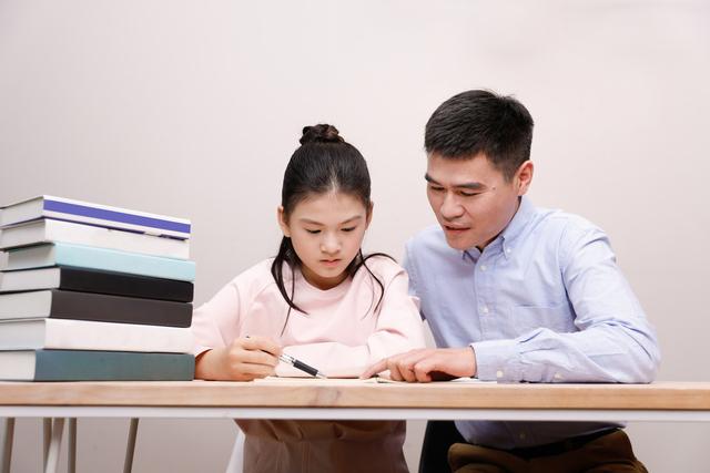 「超级宝妈」战“疫”在家学！生活中笑着当严父，学习上严肃做老师