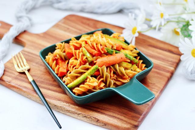 懒人黄瓜意面，简单方便，有菜有饭，酸酸甜甜超开胃