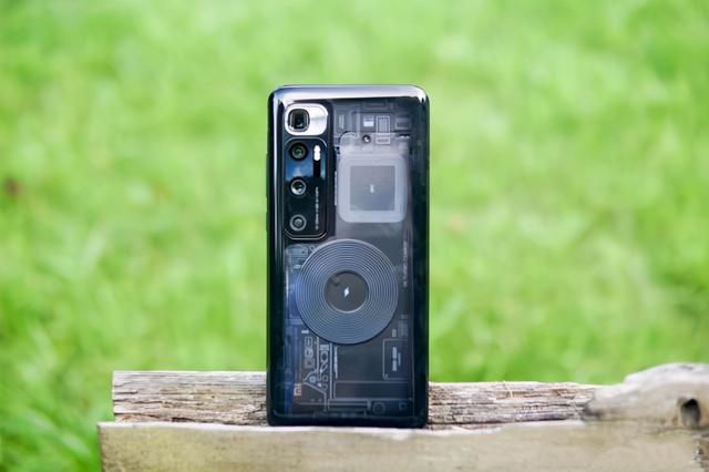 同为五千价位，买小米10至尊版还是买iPhone12乞丐版？