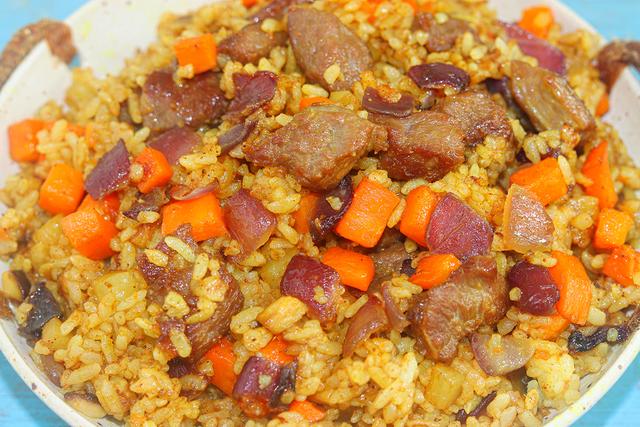 比蛋炒饭还耐吃，有菜有肉一大盘不够吃，简单方便，10分钟就好