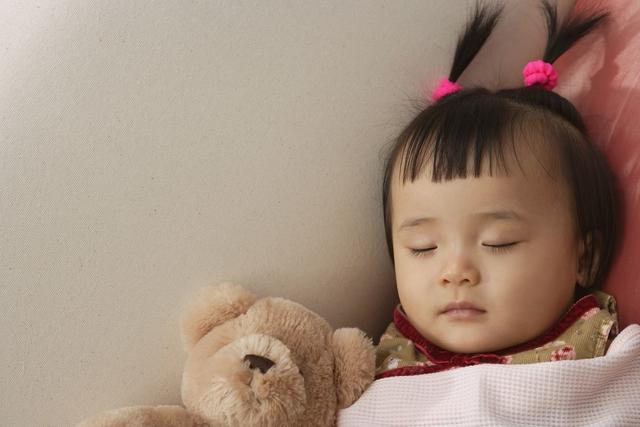 超级宝妈：娃娃睡觉总踢被子？妈妈别焦虑，这几个小妙招能帮大忙
