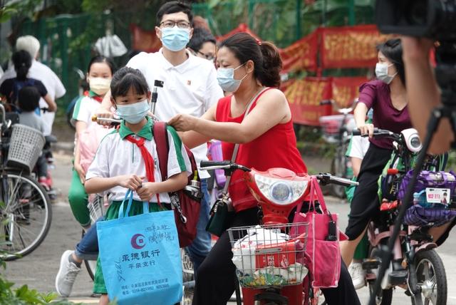 广州日报■“神兽归位”，家长们的心情是这样的……