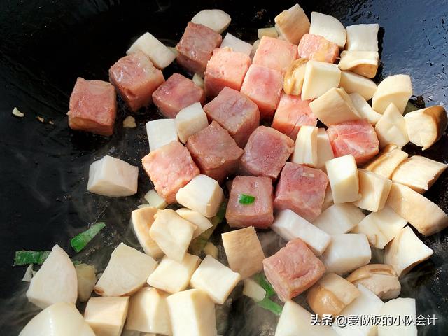 牛肉粒不要直接炒，掌握腌制的小窍门，炒出来滑嫩好吃不发柴