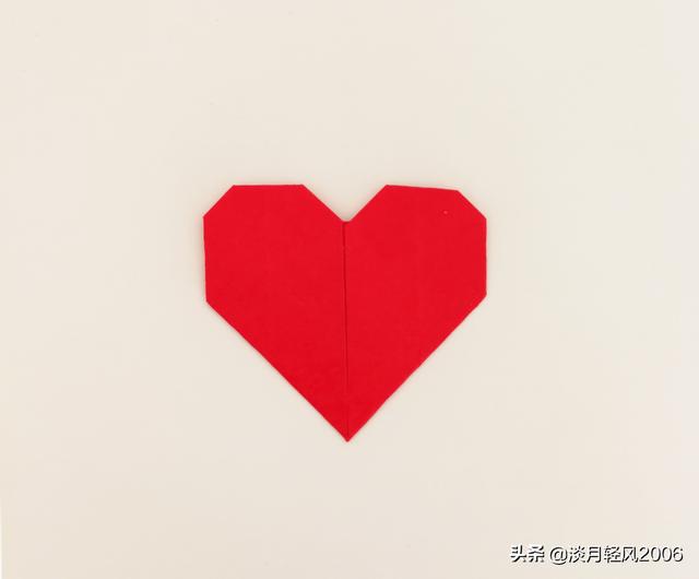 『超级宝妈』幼儿小手工，一张纸折出一个爱心的方法，简单易学