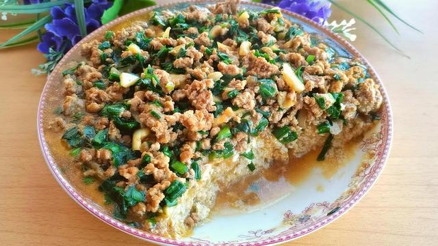 韭菜肉末豆腐羹，松软鲜嫩，真好吃，健脾和胃，老少皆宜的家常菜