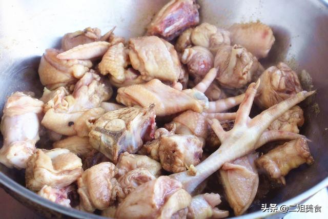给家人炖鸡肉，别直接切块就下锅了，这3个部位毒素多，要去干净