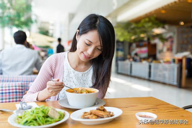 癌症是拖出来的，医生忠告，走路两坚持晚上四不要，免疫力会更好