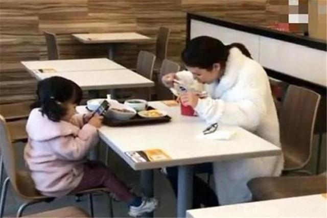 你的育儿经|母女俩餐厅吃饭被偷拍，这顿“有毒”的饭，容易培养出“白眼狼”