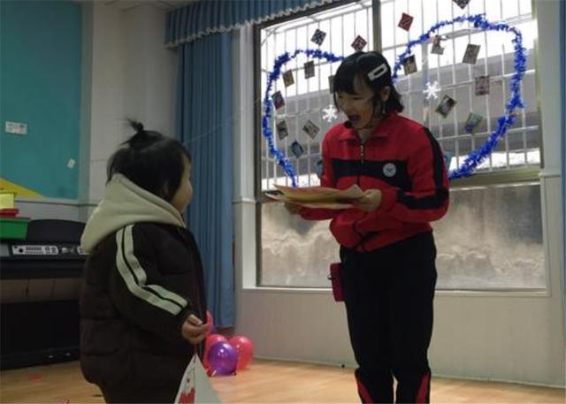 「超级宝妈」孩子努力拿回“第一张”奖状，宝妈自豪不已，看清字后却怒了
